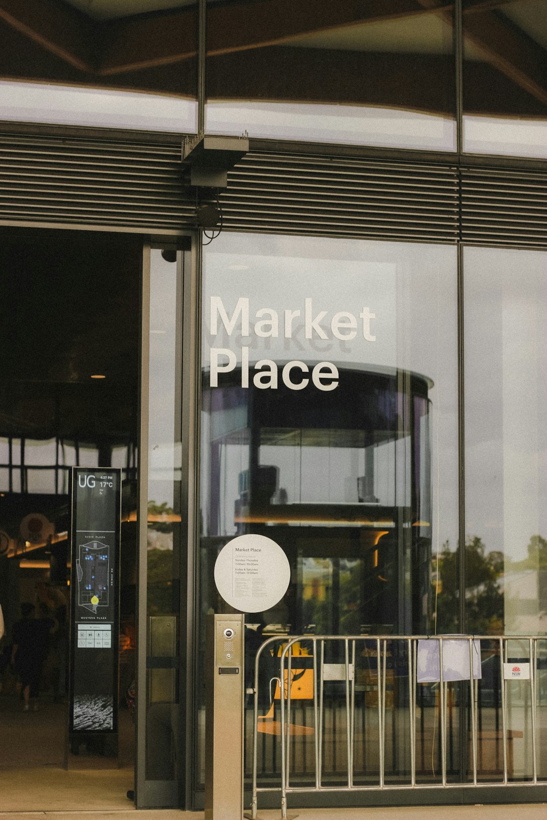 glass-entrance-with-market-place-sign-wbpu9gv-ita